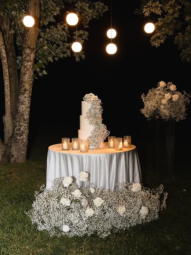 Torta nuziale con gypsophila e candele
